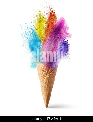 Cono di wafer con polvere colorata esplosione isolato su bianco Foto Stock