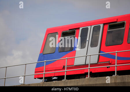 Londra DLR (Docklands Light Railway ) treno, servendo area dei Docklands di Londra, Regno Unito Foto Stock