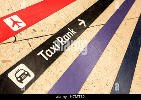 Le linee colorate dirigere i passeggeri verso vari punti dalla stazione come stazione del lettino, taxi, bagni e parcheggio. Foto Stock