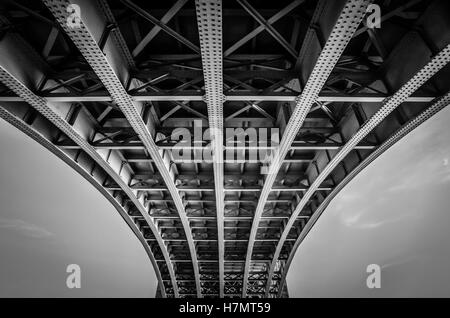 Struttura in acciaio della Blackfrairs Bridge di Londra Foto Stock