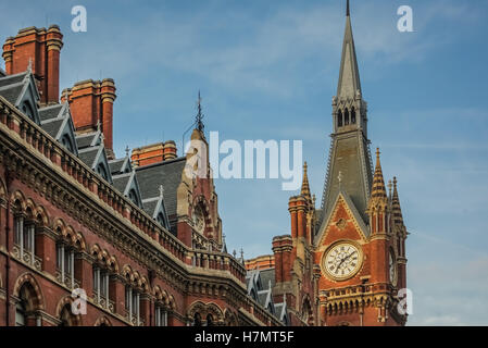 St Pancras stazione ferroviaria clocktower a Londra Foto Stock