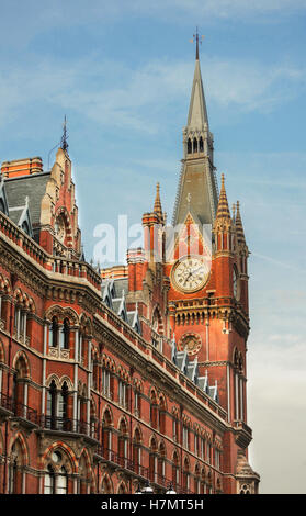 St Pancras stazione ferroviaria clocktower a Londra Foto Stock