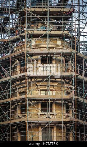 Ponteggio su un antico edificio vittoriano rinnovato, Londra Foto Stock