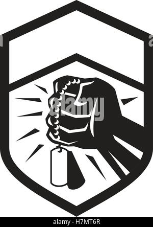 Illustrazione di un pugno chiuso che impugnano holding dogtag insieme all'interno della protezione crest eseguita in bianco e nero in stile retrò. Illustrazione Vettoriale