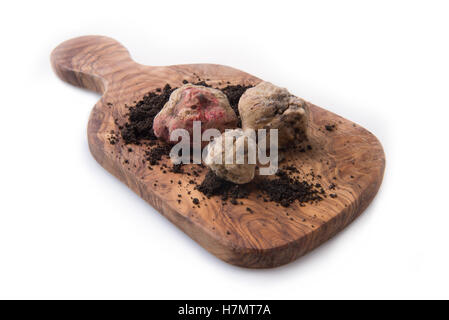 Alba il tartufo bianco pregiato tubero sul pannello di legno e tartufo il coltello Foto Stock