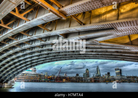 Struttura in acciaio della Blackfrairs Bridge di Londra Foto Stock