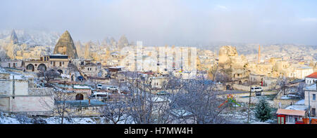 Rocce in città si affacciano su di esso paesaggio insolito e completamente unica architettura, alcune case sono scavate nella roccia a cono, Goreme Foto Stock