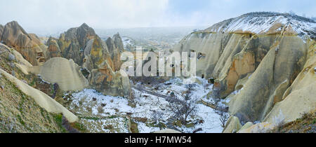 La snowbound valle fra il cono ha raggiunto un picco rocce di Goreme, Cappadocia, Turchia. Foto Stock