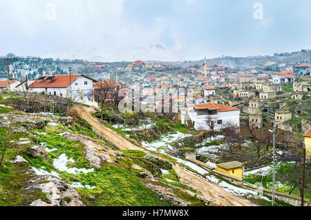 Il cottage colorati di Ihlara, situato nella gola e con il montaggio snowbound Hasan sulla distanza, Cappadocia, Turchia. Foto Stock