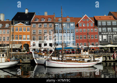 Storico e coloratissimo Nyhavn Canal a Copenaghen, consente di deselezionare Foto Stock