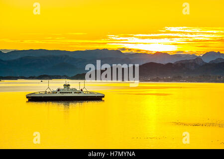 Sunrise oltre le montagne e il mare di Norvegia. Foto Stock