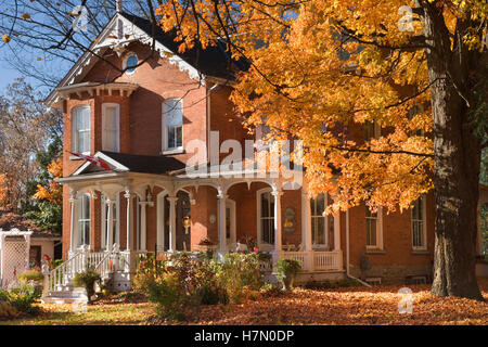 Casa in autunno proprietà release Foto Stock