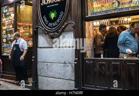 Guardando attraverso la finestra di un Tapas bar vicino alla Plaza de Santa Ana e la Puerta del Sol, nel centro di Madrid, Spagna Foto Stock
