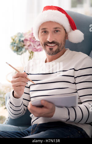 Felice l'uomo positivo tenendo una matita Foto Stock