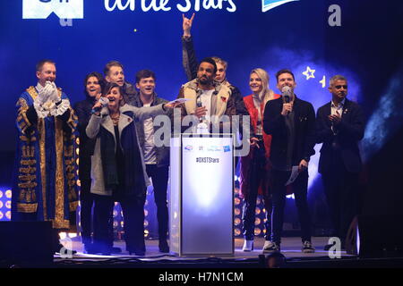 Solo uso editoriale Craig David (centro) interruttori sulla Oxford Street le luci di Natale nel centro di Londra. Foto Stock