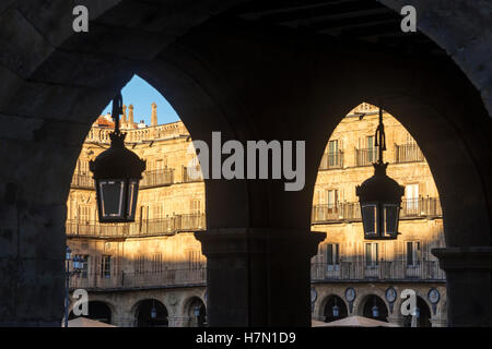 Salamanca barocca del Plaza Mayor, visto dall'ombra del suo arcade. Nel centro di Salamanca, Spagna. Foto Stock