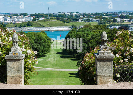 Guardando verso di Devonport in Plymouth, UK da Mount Edgcumbe giardini in Cornovaglia. Foto Stock