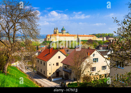 Melk con la famosa abbazia benedettina in Austria Foto Stock