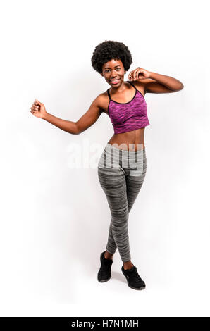 Montare black woman dancing su sfondo bianco Foto Stock