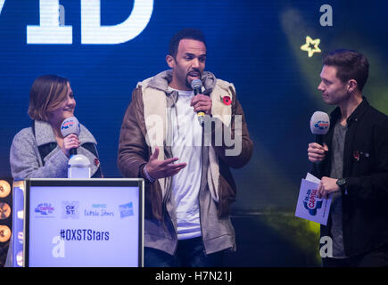 Solo uso editoriale Craig David (centro) interruttori sulla Oxford Street le luci di Natale nel centro di Londra. Foto Stock