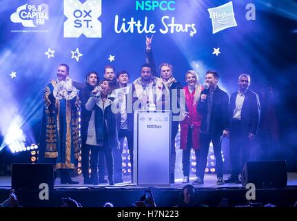 Solo uso editoriale Craig David (centro) interruttori sulla Oxford Street le luci di Natale nel centro di Londra. Foto Stock