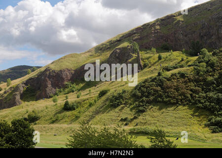 Arthur' Seat e balze al parlamento scozzese Foto Stock