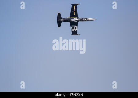 Huntington Beach, California, Stati Uniti d'America. Xxi oct, 2016. Breitling Jet Team acrobazia durante la cerimonia inaugurale Breitling air show Huntington Foto Stock