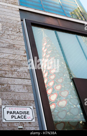 La riflessione di cuore albero di Natale in Liverpool One Shopping Centre, Liverpool, Merseyside, Regno Unito. Foto Stock