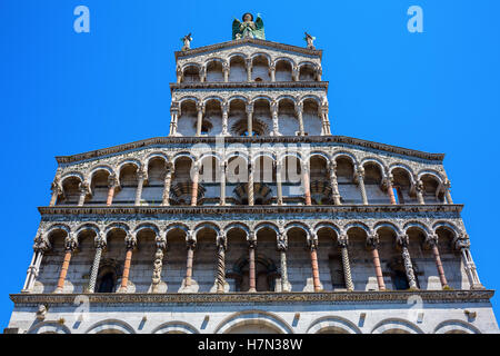 San Michele in Foro, un cattolico romano basilica chiesa di Lucca, Toscana, Italia Foto Stock