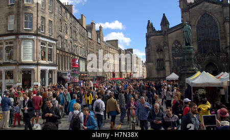 Il Royal mile scene dal Edinburgh Festival Fringe vergine sponsorizzato street festival 2015 Edimburgo, Scozia, Regno Unito Foto Stock