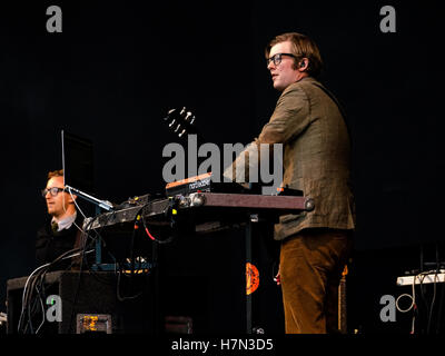 Willgoose della band il servizio pubblico di radiodiffusione si esibisce dal vivo sul palco del festival di Vittoriosa a Portsmouth, Inghilterra Foto Stock