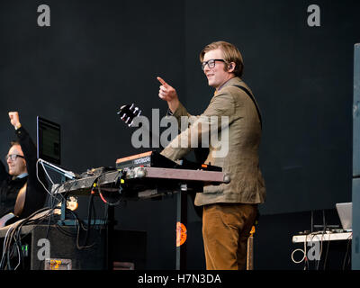 Willgoose della band il servizio pubblico di radiodiffusione si esibisce dal vivo sul palco del festival di Vittoriosa a Portsmouth, Inghilterra Foto Stock