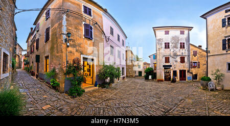 Piazza in ciottoli di Groznjan village panorama, Istria, Croazia Foto Stock