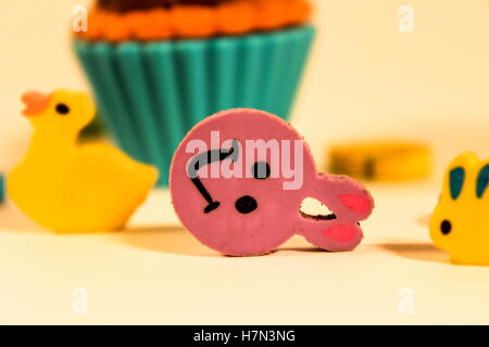 Varie matita a forma di gomme, bunnys, anatra cupcake Foto Stock