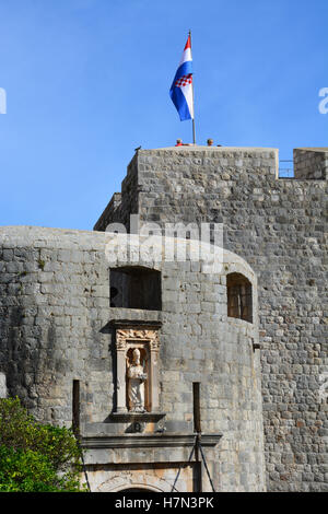 La bandiera croata al di sopra della pila di gate di ingresso delle mura della Città Vecchia, la sezione di Dubrovnik. Foto Stock