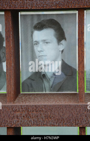 Un monumento situato sulla Bernauer Strasse mostra il volto di Klaus Kratzel, ucciso presso il Muro di Berlino il Agosto 8, 1965. Foto Stock