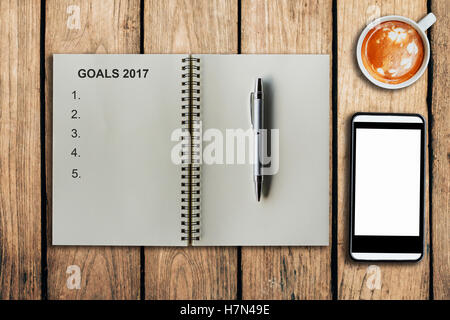 Obiettivi 2017 come memo sul notebook e la tazza di caffè con telefono cellulare sul tavolo Foto Stock