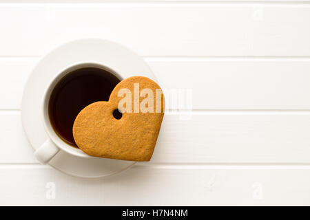 Tazza di caffè con torta a forma di cuore in primo piano letto. Buongiorno.  Colazione. San Valentino Foto stock - Alamy