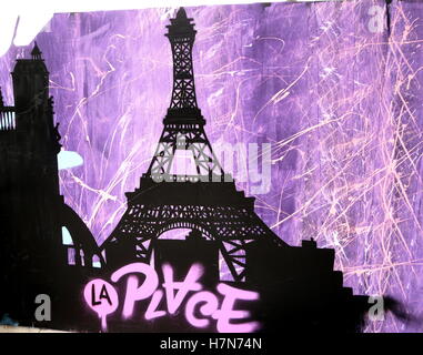 Torre Eiffel graffiti a Parigi, Francia. Rosa, viola e nero street art Foto Stock