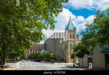 Pensacola Florida città storica del traffico e chiesa sul Palafox Street downtown Foto Stock