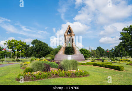 Tulsa Oklahome pregando le mani a Oral Roberts University pregare pregando Foto Stock