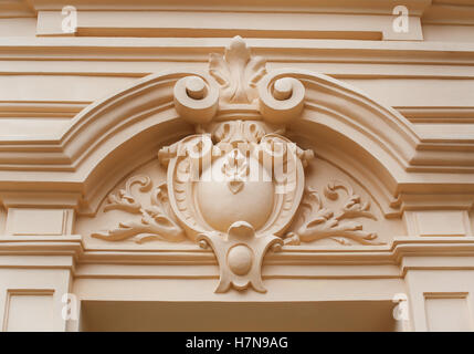 Stampaggio architettoniche sulla parete all'esterno dell'edificio. Foto Stock