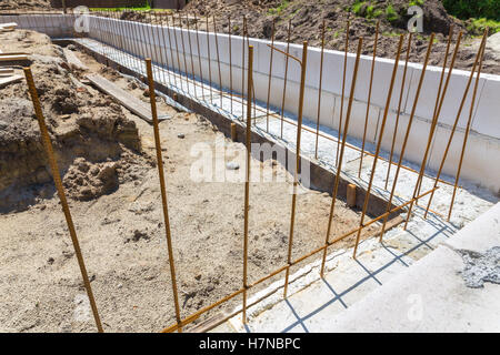 Sito in costruzione con aste metalliche in fondamenta in calcestruzzo Foto Stock