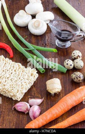 Gli ingredienti freschi per vegetariani Ramen Foto Stock