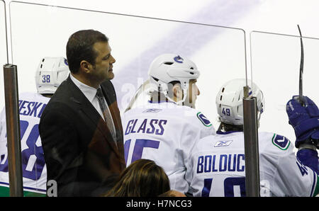 Maggio 20, 2011; san jose, ca, Stati Uniti d'America; Vancouver Canucks head coach alain vigneault (top) orologi da banco durante il terzo periodo di gioco tre della western conference finali del 2011 Stanley Cup playoffs contro gli squali di san jose a hp pavilion. gli squali sconfitto il canucks 4-3. Foto Stock