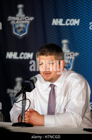 Maggio 20, 2011; San Jose, CA, Stati Uniti d'America; San Jose Sharks head coach Todd McLellan risolve la media dopo tre giochi della western conference finali del 2011 Stanley Cup spareggio contro il Vancouver Canucks a HP Pavilion. Gli squali sconfitto il Canucks 4-3. Foto Stock