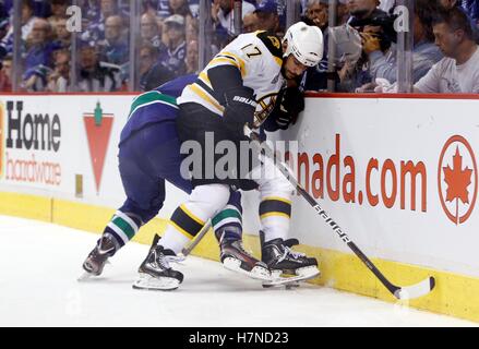 Giugno 4, 2011; Vancouver, BC, Canada; Boston Bruins ala sinistra Milano Lucic (17) battaglie per il puck con Vancouver Canucks defenceman Christian Ehrhoff durante il secondo periodo in gioco due del 2011 Stanley Cup Finals di Rogers Arena. Foto Stock