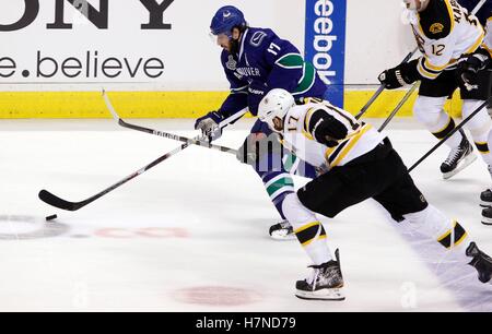 Giugno 10, 2011; Vancouver, BC, Canada; Vancouver Canucks center Ryan Kesler (top) porta il puck lontano da Boston Bruins ala sinistra Milano Lucic (fondo) nel primo periodo di gioco cinque del 2011 Stanley Cup Finals di Rogers Arena. Foto Stock