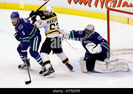 Giugno 10, 2011; Vancouver, BC, Canada; Boston Bruins ala sinistra brad marchand (63) si posiziona tra Vancouver Canucks defenceman christian ehrhoff (5) e portiere Roberto Luongo (1) durante le fasi di gioco cinque del 2011 Stanley Cup finals di rogers arena. Il canucks ha vinto 1-0. Foto Stock