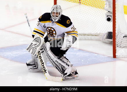 Giugno 10, 2011; Vancouver, BC, Canada; Boston Bruins goalie tim thomas durante il gioco cinque del 2011 finali della Coppa di Stanley contro il Vancouver Canucks di rogers arena. Il canucks ha vinto 1-0. Foto Stock